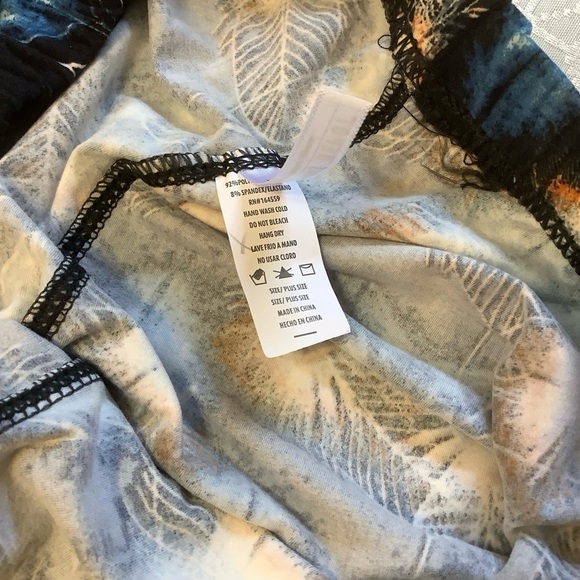 Legging Capris Women’s Size 12-20 Curvy Plus size Feather Pattern - Picture 3 of 6